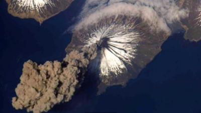 رواد الفضاء في محطة الفضاء الدولية يحصلون على منظر مذهل لانفجار بركاني