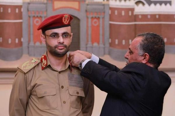 بالصور: رئيس مجلس نواب صنعاء الراعي يقلد المشاط رتبة المشير
