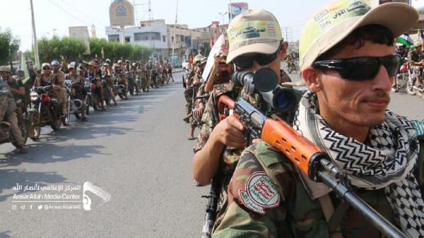 الحوثيون يقيمون عرض عسكري كبير في الحديدة في ظل وجود لجنة الأمم المتحدة (صور)