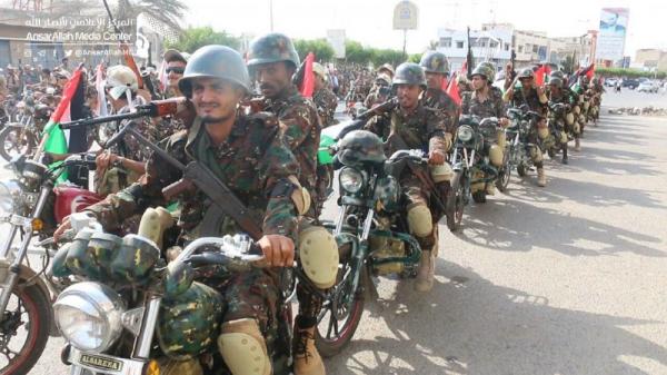 الحوثيون يقيمون عرض عسكري كبير في الحديدة في ظل وجود لجنة الأمم المتحدة (صور)