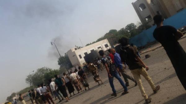 انفجار سيارة مفخخة في مقر شرطة الشيخ عثمان بعدن (فيديو)
