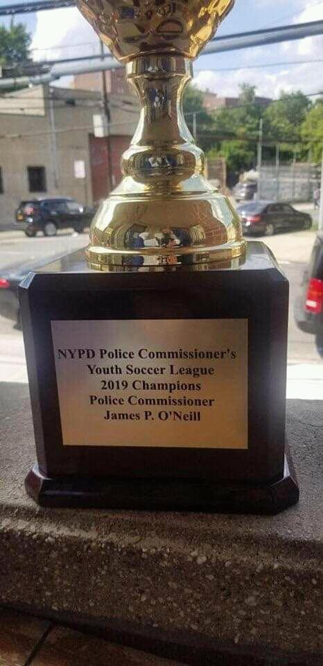 شرطة نيويورك تكرم فريق بروكلين تايجرز ( شباب يمن يونايتد ) الفائز ببطولة كرة القدم للشباب