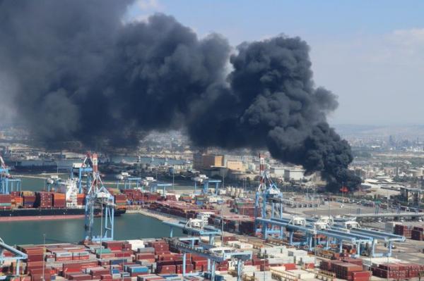 حريق كبير في اسرائيل يتسبب بإيقاف خدمات ميناء بأكلمه 
