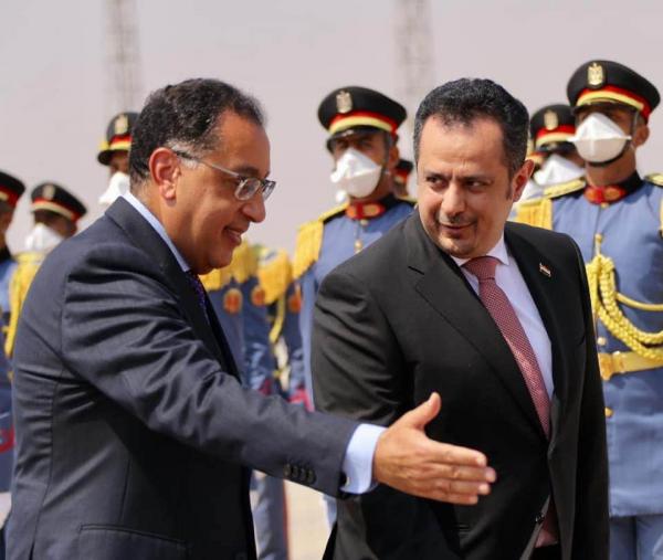 رئيس الوزراء اليمني يصل القاهرة شاهد من حضر لاستقباله !