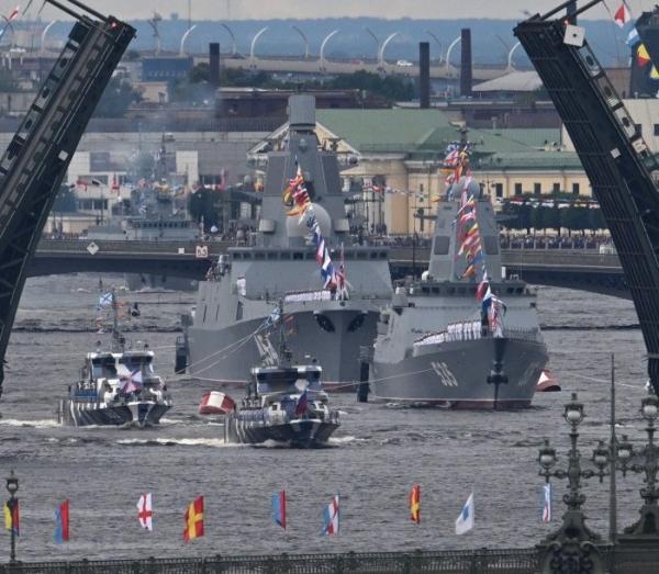 شاهد بالصور: العرض البحري الروسي في سان بطرسبورغ بمناسبة يوم الأسطول البحري الحربي الروسي