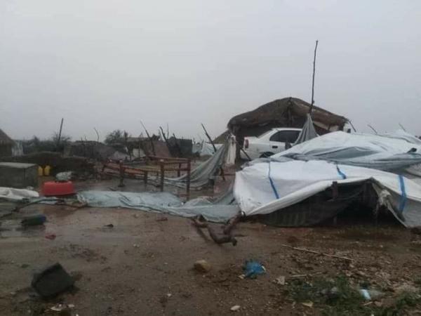 شاهد بالصور: أضرر كبيرة في مخيمات النازحين في عبس بمحافظة حجة جراء سيول الأمطار الغزيرة