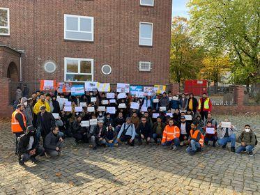 مظاهرة امام المكتب الاتحادي للهجرة واللاجئين بألمانيا بسبب رفض لجوء اليمنيين
