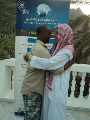 ارتيري مسيحي يشهر إسلامه في اليمن ويحول اسمه الى بلال (صورة)