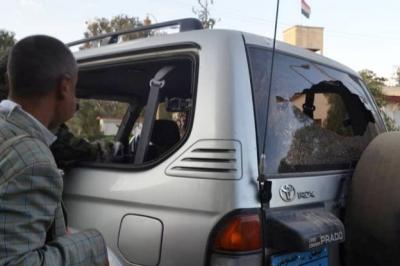 سيارة اللجنة الشعبية التي استهدفتها قناصة الحوثيين لمحاولة قتلهم