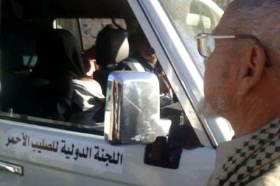 الحاج حاتم يتجه نحو السيارة التي تقل ابنته بعد دقائق من وصولها لنقطة التفتيش.