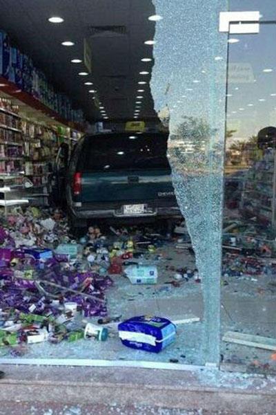 مواطن سعودي يدخل صيدلية بسيارته لشراء دواء