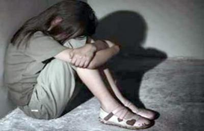 مراهق يمني يغتصب فتاة في الـ(12) من عمرها بأمر من والده
