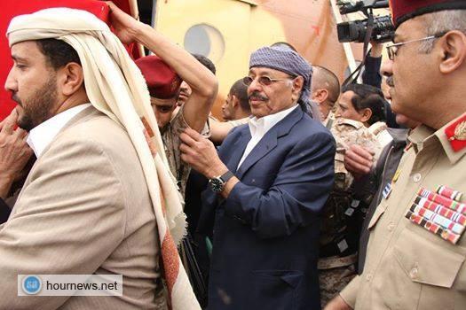 صور جديدة أثناء استقبال جثة الشهيد البطل العميد القشيبي (علي محسن بجوار وزير الدفاع) والاستقبال المهيب