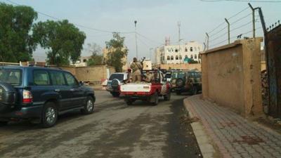 أثناء توجه الموكب الرئاسي لمعسكر اللواء 310 مدرع بمحافظة عمران