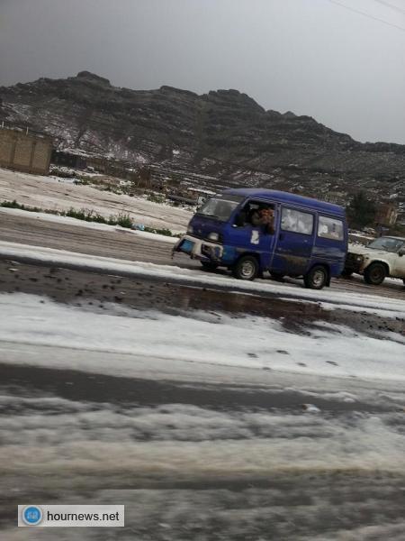 شاهد بالصور: الثلوج تكسو محافظة إب، والشلالات تتدفق من جبالها جراء الأمطار الغزيرة