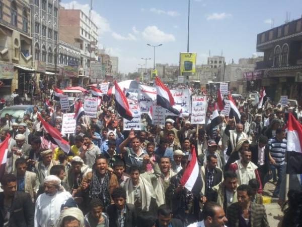 كرسي الزيدية يسقط أكذوبة الحوثي ... شاهد الصور لمئات الآلاف بمحافظة ذمار، ورسالة من الشعب للحوثي