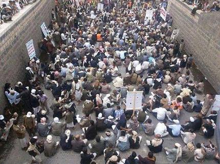 الحوثيون يتجمعون بالقرب من ميدان التحرير وسط العاصمة صنعاء، ويقطون شوارع رئيسية.. (صور)