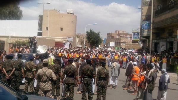 الحوثيون يتجمعون بالقرب من ميدان التحرير وسط العاصمة صنعاء، ويقطون شوارع رئيسية.. (صور)