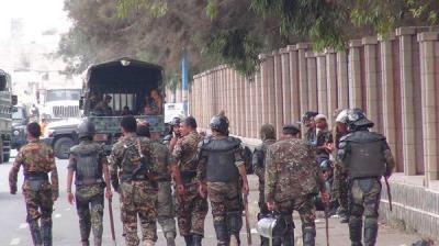 عاجل: مصفحات ومدرعات عسكرية تحاصر مخيم جديد للحوثيين في شارع المطار بصنعاء