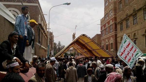 عـاجـل: الحوثييون ينصبون أول خيمة لهم بالقرب من مبنى رئاسة الوزراء (تفاصيل + صورة، وموقع)