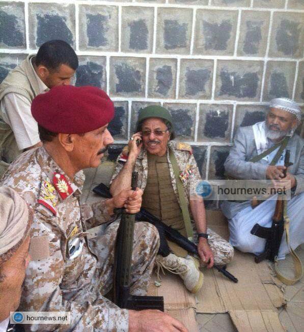 أول صورة للواء علي محسن من داخل الفرقة تجمعه باللواء الحاوري (فيديو)
