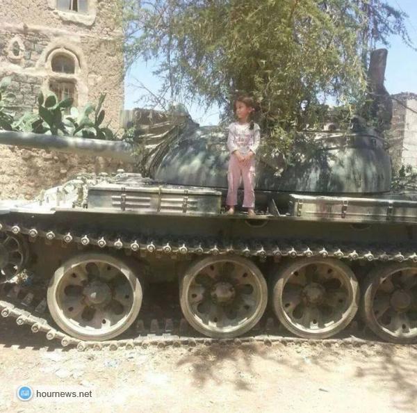 في اليمن الدبابات تقف بجانب البيوت بدلا عن السيارات (صور)