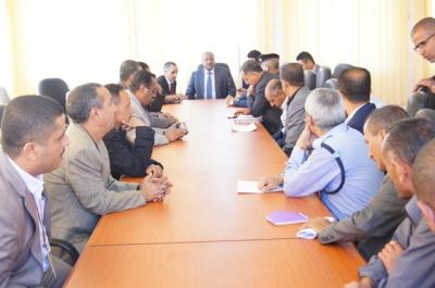 وزير النقل يؤكد سلامة حركة الطيران في مطار صنعاء الدولي، ويعقد إجتماعات مكثفة
