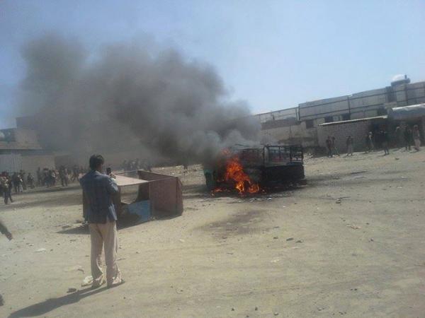 انفجار سيارة للحوثيين بدار سلم بعد ظهر اليوم محملة بالأسلحة (فيديو)