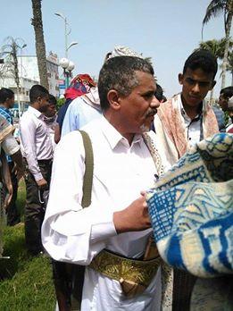 بالصورة تفاصيل اقتحام الحوثيين ساحة التغيير بالحديدة أثناء صلاة الجمعة، وطريف أقتراحهم