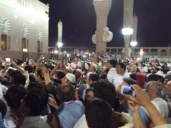 شاهد بالصور: من هو الزعيم الذي احتشد الناس حوله في الحرم المكي بالسعودية