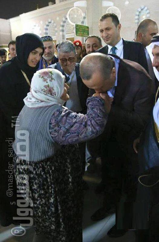 إردوغان في ساحة المسجد النبوي يقبل يد عجوز تركية