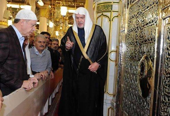 شاهد بالصور: من هو الزعيم الذي احتشد الناس حوله في الحرم المكي بالسعودية