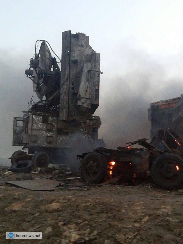 اخبار الساعة ينفرد بنشر صور خاصة للقصف على مطار الحديدة العسكري (وبقايا الصاروخ)