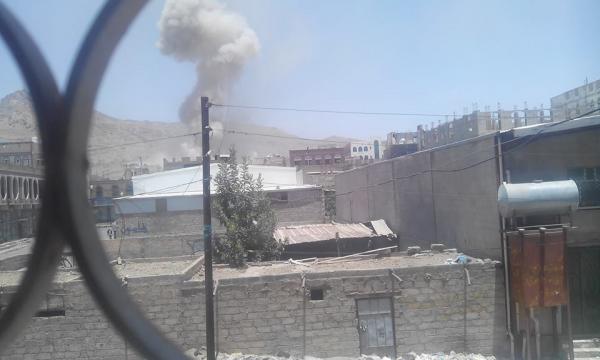 بالصور: الانفجار العنيف الذي استهدف معسكر الحفا بجبل نقم شرق صنعاء