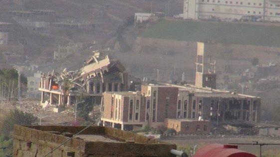 بالصور: هكذا أصبح القصر الرئاسي بتعز بعد قصف عاصفة الحزم له اليوم الجمعة