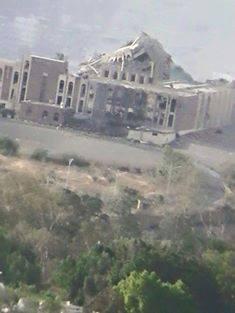 بالصور: هكذا أصبح القصر الرئاسي بتعز بعد قصف عاصفة الحزم له اليوم الجمعة