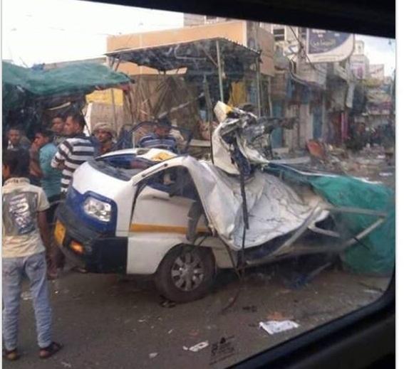 بالصور: دبابة تابعة للحوثي تدهس سيارة مع من بداخلها، وتحولهم إلى ركام