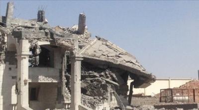 بالصورة: منزل ابو علي الحاكم بعد قصفه من قبل طيران عاصفة الأمل بصنعاء ليلة امس