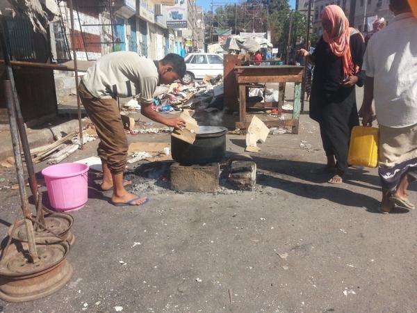 بالصور: شاب يروي الوضع الإنساني في عدن، وكيف استطاع الخروج من منطقة "كريتر"