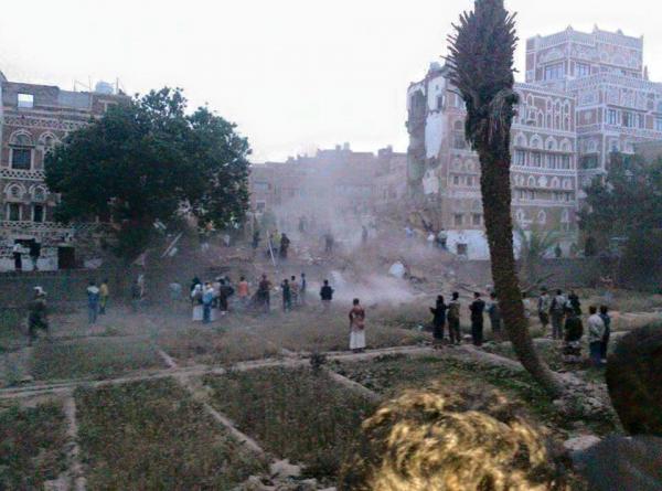 شاهد بالصور حي القاسمي بصنعاء القديمة بعد سقوط صاروخ اسفر عن تدمير ثلاثة منازل على رؤوس ساكنيها (صور قبل وبعد)