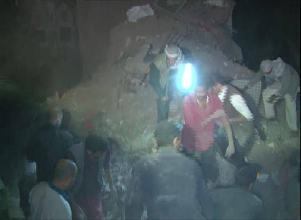 شاهد ألبوم صور للصاروخ الذي استهدف صنعاء القديمة ودمر ثلاثة منازل كلٌ منها مكون من ثلاثة طوابق على رؤوس ساكنيها