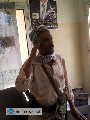 أهالي مديرية القفر بمحافظة إب يطردون الحوثيين والبرح يتلوا بيان النصر من أمام مبنى المديرية (صور)