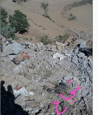بعد مقتل قيادي حوثي مع مرافقيه: الحوثييون يفجروا منازل خصومهم في منطقة العريش بمديرية السبرة بإب (صور)