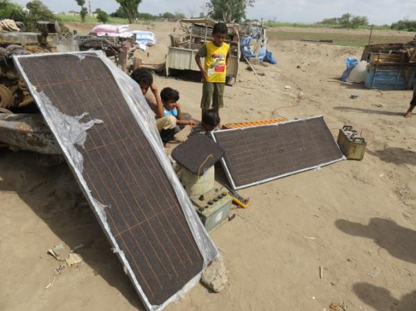 مواطن يمني  يبتكر الواح طاقة شمسية من مواد محلية (مصور)