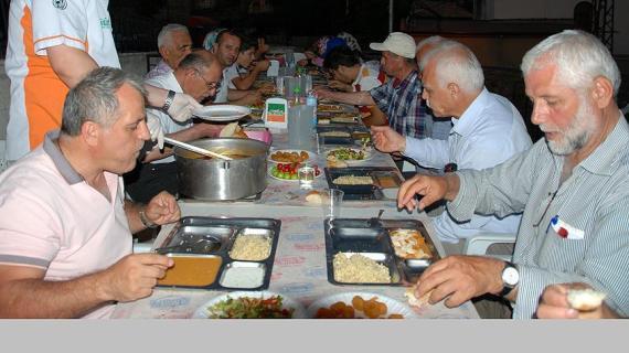سكان قرية تركية يفطرون معاً كل يوم منذ 200 عام.. وتتحمل التكاليف أسرة واحدة!