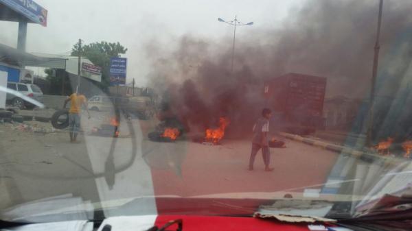 ثورة في عدن وقطع للشوارع وإحراق للإطارات .. وهذا هو السبب!! (صور)