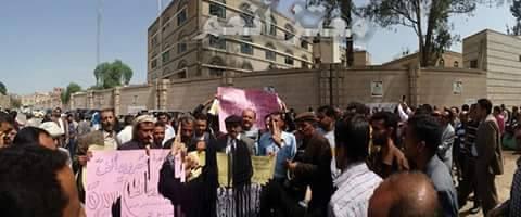 وقفة احتجاجية لموظفي الكهرباء أمام رئاسة الوزراء للمطالبة بصرف رواتبهم (صور)