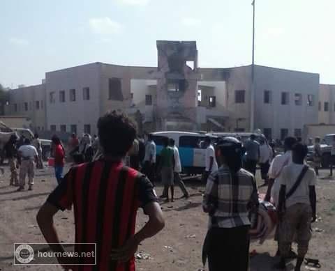 شاهد اولى صور التفجير الانتحاري الذي اسفر عن مقتل اكثر من 25 فرد من المقاومة في عدن واصابة العشرات
