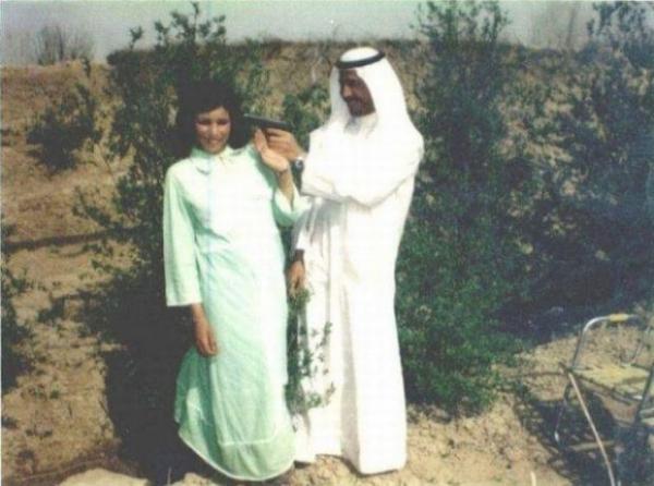 صورة نادرة لصدّام حسين وهو يضع مسدسه في رأس زوجته الأولى