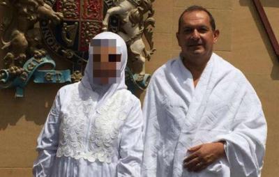 بعد إشهار إسلامه.. السفير البريطاني بالرياض يؤدي الحج برفقة زوجته